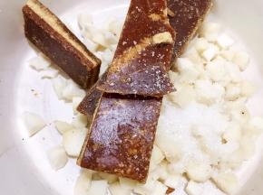 加入片糖，我的片糖不够用了一点白糖代替