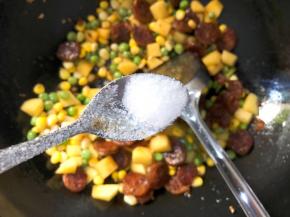 放入适量盐翻炒均匀关火