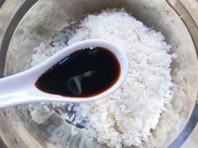 先把米饭拌好，一勺生抽