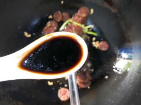 倒入三勺生抽翻炒均匀