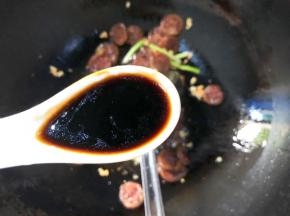 倒入三勺生抽翻炒均匀