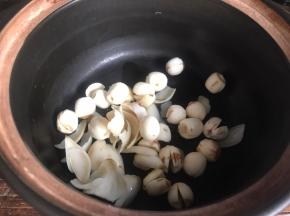 洗净沥水后放入锅中