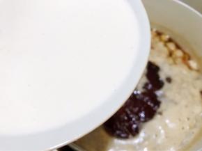 放入搅拌均匀的小碗粉浆，一定要一边倒一边搅拌