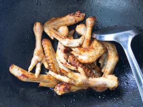 倒入鸡脚鸭翅翻炒至上色