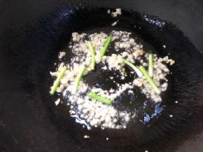 锅中倒入食用油烧熟，倒入蒜末和葱白翻炒出香味