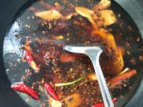 倒入开水沫过鸡脚鸭翅