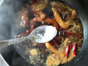 少许盐，大火煮开，关中小火盖上盖子煮一个小时