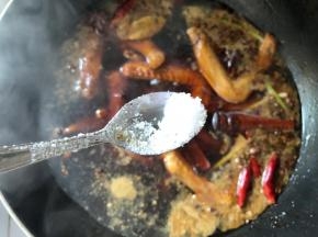 少许盐，大火煮开，关中小火盖上盖子煮一个小时