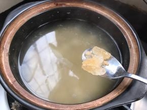 放入锅中，加入冰糖，拌匀