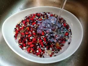 加适量的温水浸泡2小时。要熬出又软又滑的粥，泡米是第一步，至少浸泡30分钟让米粒吸收水分。如果加入豆类等食材一定要单独泡水一小时以上，吸入水分后再煮更容易软烂也易于消化吸收。 