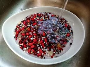 加适量的温水浸泡2小时。要熬出又软又滑的粥，泡米是第一步，至少浸泡30分钟让米粒吸收水分。如果加入豆类等食材一定要单独泡水一小时以上，吸入水分后再煮更容易软烂也易于消化吸收。 