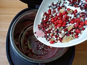 臻米内胆放好，倒入泡好的食材【食品级304不锈钢内胆，拒绝重金属来危害身体健康】