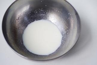 混合搅打均匀至完全乳化