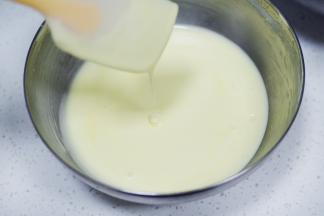 划Z字搅拌均匀，这个状态是比较稀的，可以很快流淌的面糊，这也是决定蛋糕卷柔软度的一个关键