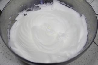 蛋清中加入柠檬汁，低速打发至粗泡，分三次加入细砂糖，打发至湿性发泡。拉出细长的弯钩，但是注意，这里的蛋白霜是细密的状态，不是粗泡。