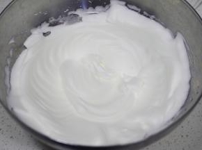 蛋清中加入柠檬汁，低速打发至粗泡，分三次加入细砂糖，打发至湿性发泡。拉出细长的弯钩，但是注意，这里的蛋白霜是细密的状态，不是粗泡。