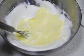 再将拌的面糊倒入蛋白霜中