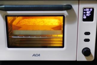 放入预热好的烤箱中。上火160，下火150度，烘烤25分钟