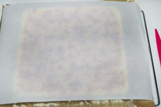 待凉至手温时，上面盖一张油纸