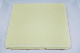 将蛋糕胚进行翻面，撕去底部油布，如果想要毛巾面的话，需要趁热撕开。