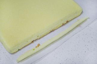 切去一边，45度角切开，这个做收口的底部，保持平衡作用。