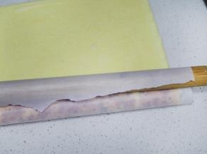 上面抹沙拉酱或者炼奶，我用的时炼奶，非常好吃。在切口另一端，用擀面杖压一下边缘。卷起蛋糕卷