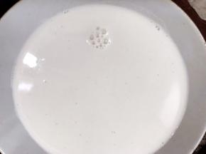 过筛好的粉浆倒出一碗备用