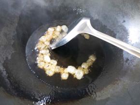 锅中倒入食用油烧熟，放入冰糖，翻炒至融化