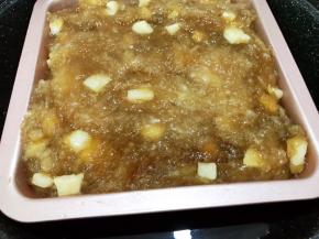 放入8寸方形不粘模具里，放入锅里中火隔水蒸30分钟左右