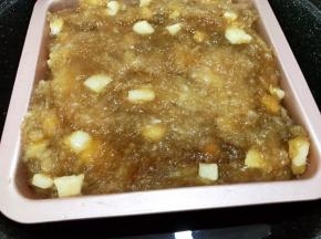 放入8寸方形不粘模具里，放入锅里中火隔水蒸30分钟左右