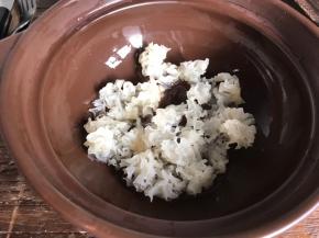 掰碎洗净后沥水，放入锅中