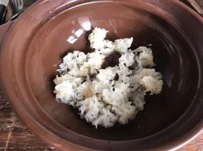 掰碎洗净后沥水，放入锅中