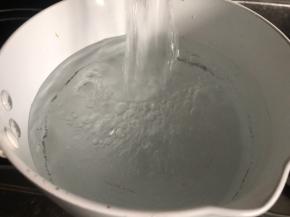 锅中倒入多点的清水