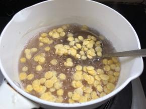 加入玉米片，拌匀至沸腾