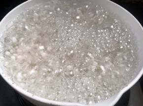 放入沸水锅中，拌匀至沸腾后.转小火熬煮半小时
