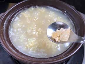 加入冰糖，拌匀至融化