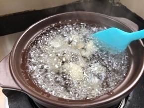 转小火熬煮1小时左右