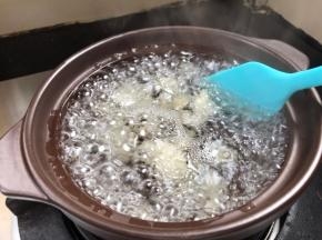 转小火熬煮1小时左右
