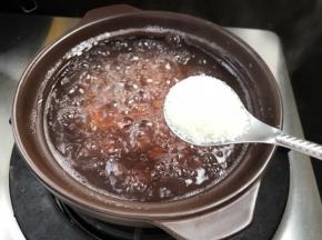 加入白糖，拌匀