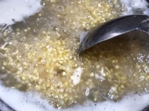 煮沸后转小火熬煮半小时