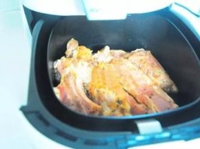 腌好后，放入空气炸锅（烤箱都可以）