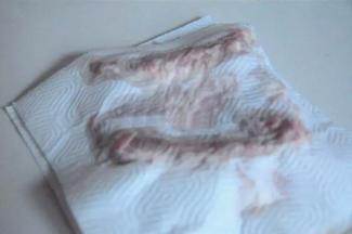 牛排沥干水分，放入盘中
控干水分后，用厨房纸巾沾干多余的水分