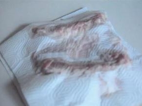 牛排沥干水分，放入盘中
控干水分后，用厨房纸巾沾干多余的水分