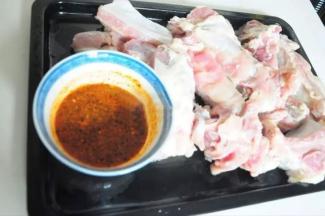 把cook100新奥尔良烤肉料，
cook100芝加哥牛排调料放入小碗中，
少量水化开，搅拌均匀；