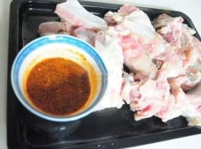 把cook100新奥尔良烤肉料，
cook100芝加哥牛排调料放入小碗中，
少量水化开，搅拌均匀；