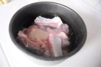 牛排加少许料酒，
用水泡3-4小时，
以便能更好地去腥