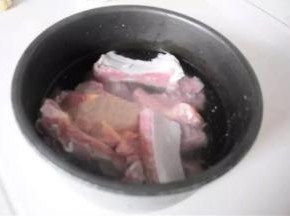 牛排加少许料酒，
用水泡3-4小时，
以便能更好地去腥