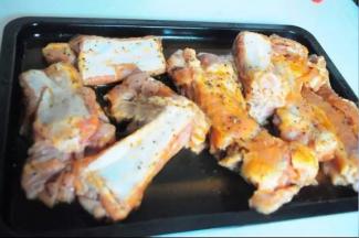 把小碗内的调料均匀地撒到牛排上，
充分按摩，确保每块牛排都沾上调料，
之后，腌制4-5小时，
放冰箱一夜更入味