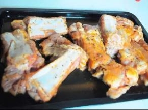 把小碗内的调料均匀地撒到牛排上，
充分按摩，确保每块牛排都沾上调料，
之后，腌制4-5小时，
放冰箱一夜更入味