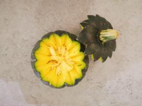 贝贝南瓜从顶部3分之一处切开，可以直接切，或者划出波浪纹。